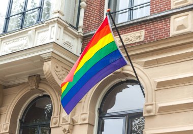 Amsterdam'da bir bina rüzgarda gökkuşağı gurur Lgbt bayrak darbeler 
