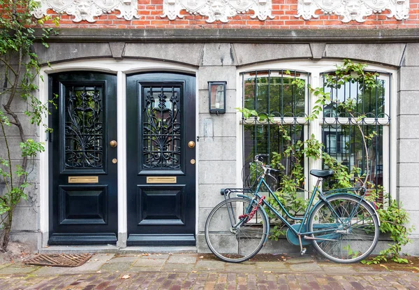 Typiskt Hus Entré Med Två Dörrar Fönster Och Cykel Gamla — Stockfoto