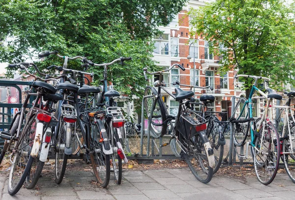 Grupp Gamla Väderbitna Vintage Cyklar Parkerade Gatan Amsterdam Nederländerna — Stockfoto