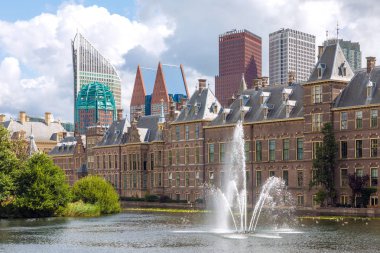 Şehir merkezi manzaralı havuz Hofvijver Lahey Hollanda ve tarihsel Binnenhof ön planda ve arka planda modern gökdelenler