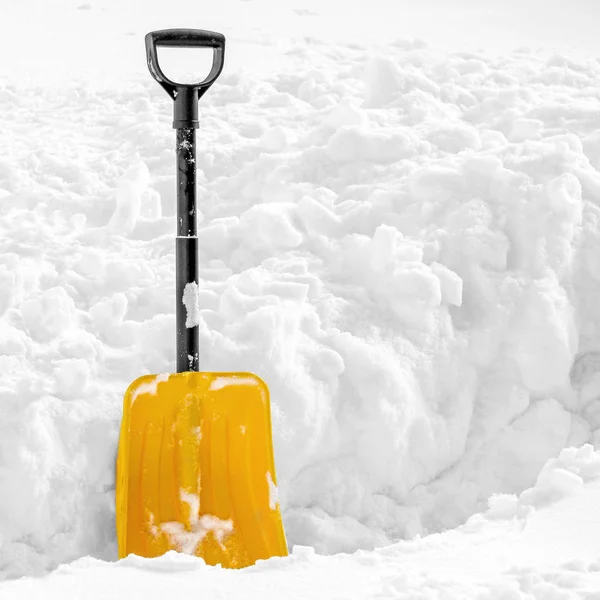 Gele Kunststof Schop Vast Rechtop Pluizige Stapel Witte Sneeuw Winter — Stockfoto