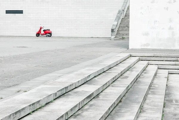 Scooter Rojo Solitario Contra Pared Blanca Fondo Con Montón Ambiente —  Fotos de Stock