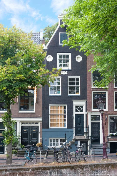 阿姆斯特丹的城市景观与传统的老城区建筑和建筑在明亮的夏日 — 图库照片