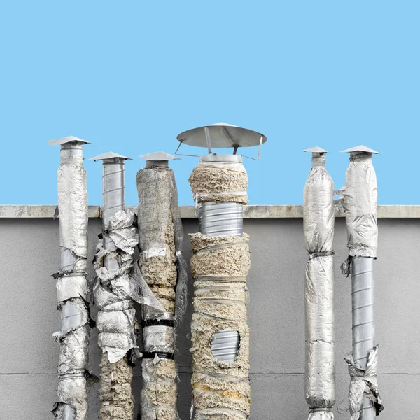 Close Van Reeks Van Ventilatie Schoorstenen Met Beschadigde Isolatie Tegen — Stockfoto