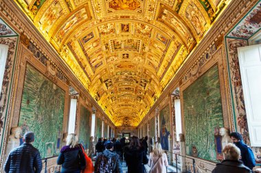 Vatikan, Vatikan - 9 Aralık 2017: duvar ve tavan Vatikan Müzesi, Vatikan, Roma civarı dolaşıp turist ile Maps Galeri resim sergisi