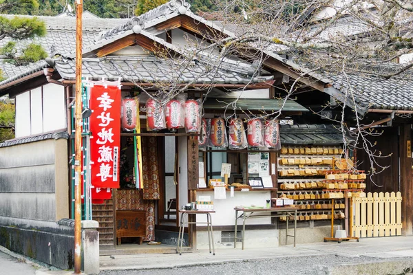 日本京都 2012年3月26日 日本京都的小日本佛教神社入口和门面 前面的景色 白天的图片 没有人 — 图库照片