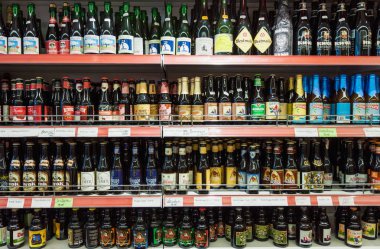 Bruges, Belçika - 27 Ağustos, 2018: çeşitli, hazırlanmış bira şişeleri dükkanı rafta markalı Satılık bir salonu, görüntülemek süpermarkette Bruges, Belçika Belçika 