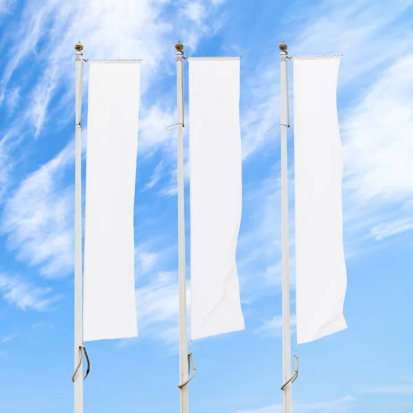 Tři Prázdné Bílé Vlajky Vlajkových Stožárech Proti Zakalené Modré Obloze — Stock fotografie
