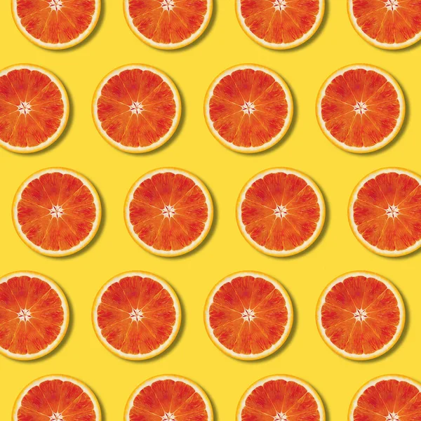Red Orange Slices Pattern Yellow Color Background Minimal Flat Lay — Stock Photo, Image