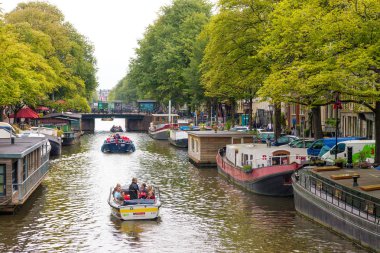Amsterdam, Hollanda - 23 Ağustos 2018: Tipik su kanal Amsterdam'da demirli ve yelken tekne ile yaz gününde Amsterdam, Hollanda