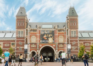Amsterdam, Hollanda - 23 Ağustos 2018: Rijksmuseum bina cephesi ile turistler ve parlak yaz gününde bisikletçiler Amsterdam, Hollanda
