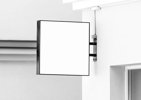 Порожній чорно-білий висячий знак стіни макет з копіювальним простором — стокове фото