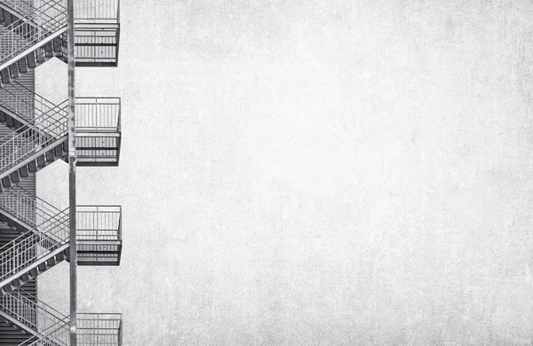 Металеві промислові сходи на сірому фоні стіни — стокове фото