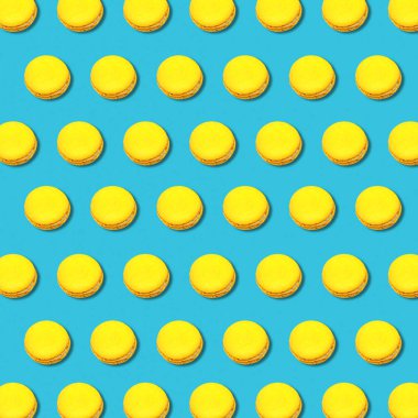 Turkuaz arka plan üzerinde sarı makaroncanlı geometrik desen