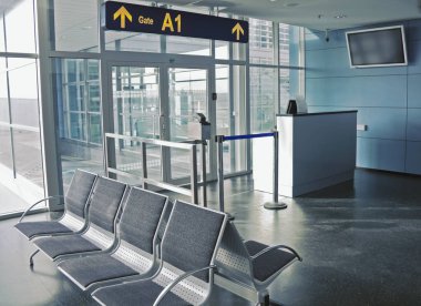 Havaalanı terminalinde boş oturma ile kapalı biniş kapısı 