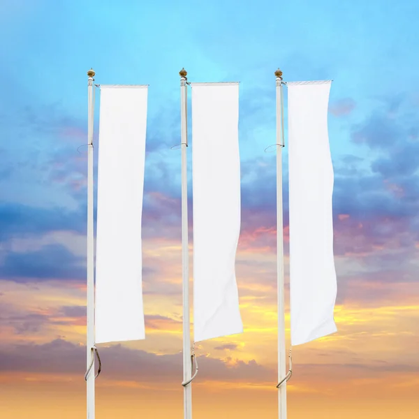 Três bandeiras corporativas brancas em branco com fundo do céu do por do sol — Fotografia de Stock