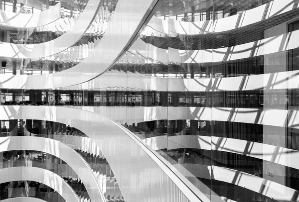 Image en noir et blanc de l'intérieur abstrait du centre d'affaires moderne — Photo