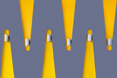 Zikzak sarı ve mor duvarlı soyut geometrik mimari özelliği