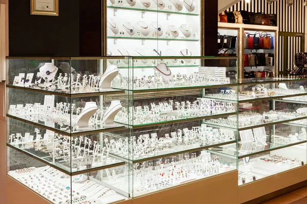 Glänsande smycken Shop glass display — Stockfoto