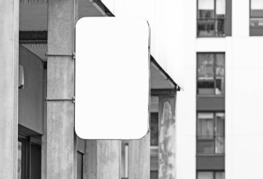 Siyah ve beyaz asılı duvar tabelası jpeg mockup