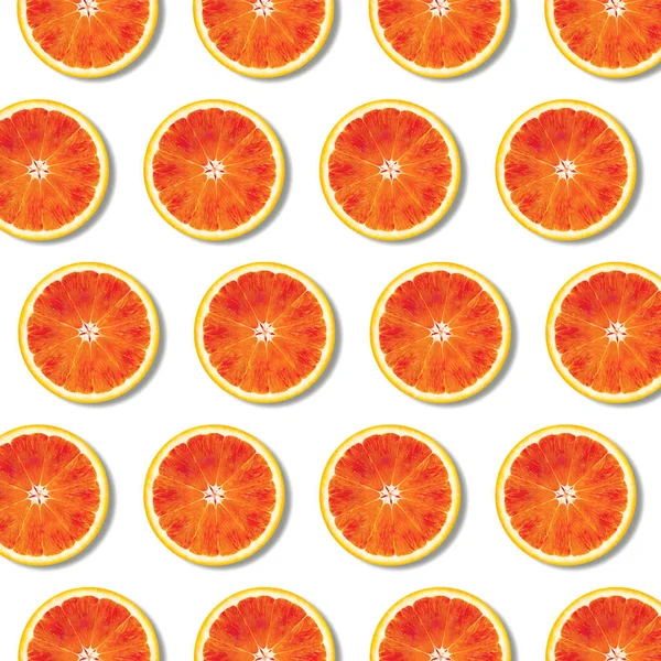 Coucher plat rouge orange fruits tranches motif sur fond blanc — Photo