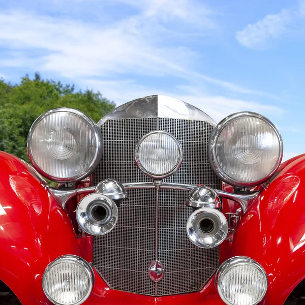 Vooraanzicht van een oude vintage klassieke rode auto — Stockfoto