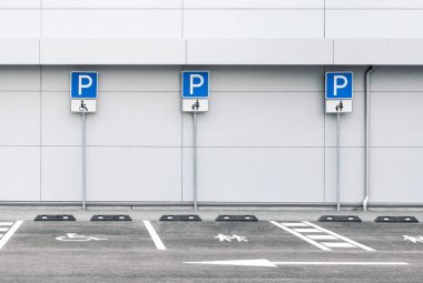 Aile ve engelli park yerleri ile boş otopark