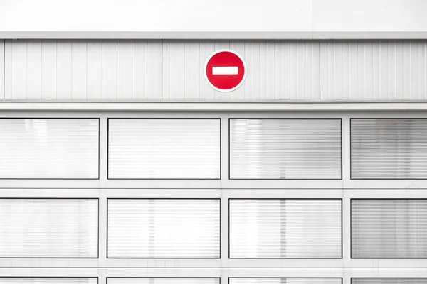 Na šedé průmyslové stěně není vstupní dopravní značka — Stock fotografie