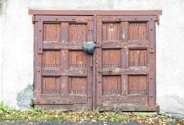 Widok z przodu starych opuszczonych drewnianych bram garażowych — Zdjęcie stockowe