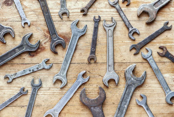 Old rusty wrenches flat lay on wooden background — Stock Photo, Image