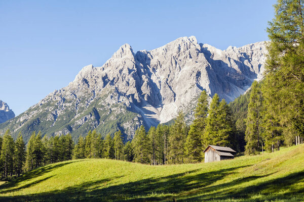 Горный пейзаж утром в итальянских Доломитах Альпы
