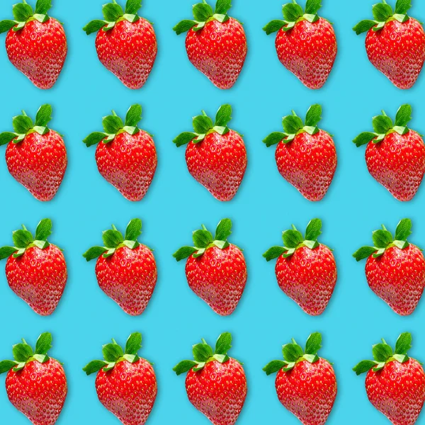 Flat lay ripe strawberry pattern on turquoise background — Stock Photo, Image