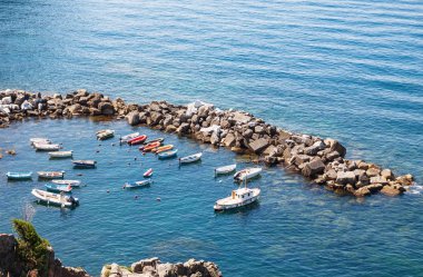 Küçük tekneler yaz aylarında smal deniz limanında demirlemiş