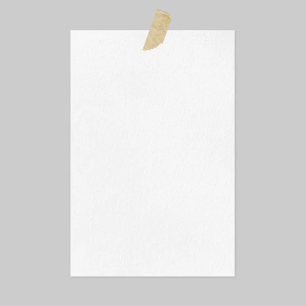 Пустой лист белой бумаги с коричневой клейкой лентой — стоковое фото
