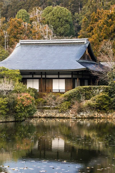 Geleneksel Japon Mimarisi Eski Ahşap Sonbaharda Doğayla Çevrili Japon Bahçesinde — Stok fotoğraf