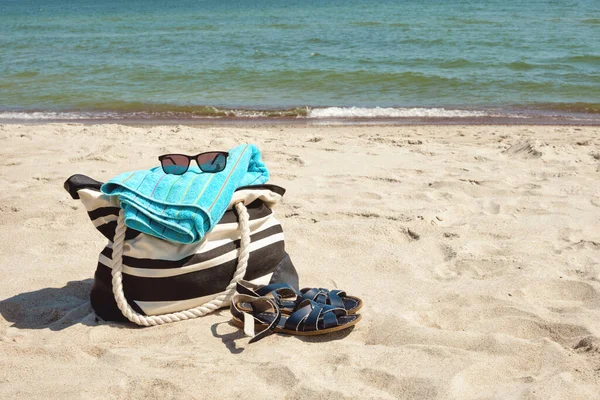 Set Personal Belongings Lying Beach Sand Calm Sea Background Bright — Stock Photo, Image