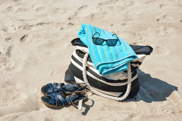 Conjunto Pertences Pessoais Deitado Areia Praia Com Dia Verão Brilhante — Fotografia de Stock