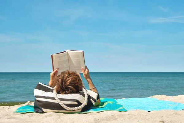 Vit Kvinna Liggande Stranden Läser Bok Ljusa Sommardagen — Stockfoto