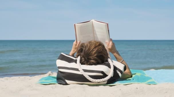 Tylny Widok Zrelaksowanej Kobiety Opalającej Się Plaży Czytającej Książkę Letni — Wideo stockowe