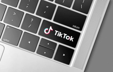 Vilnius, Litvanya - 01 Şubat 2020: Tik Tok sosyal ağ hizmet anahtarı bilgisayar klavyesinde, Tik Tok logosu ile modern teknoloji kavramı 