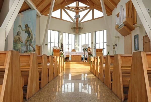 Moderno Interno Chiesa Cattolica Vuota Luminosamente Illuminato Con Luce Naturale — Foto Stock