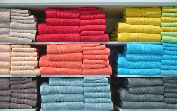 商店货架上堆放着五颜六色的蓬松浴巾 彩色艳丽的色彩艳丽的背景 — 图库照片