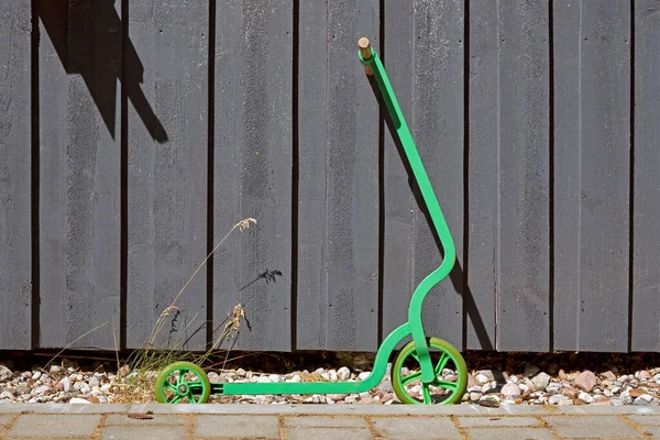 Scooter Vintage Verde Pie Contra Pared Madera Negra Día Verano — Foto de Stock