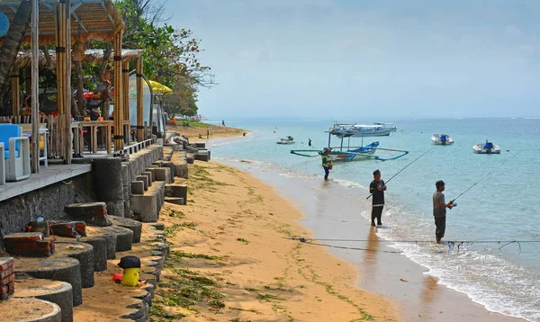 Bali Indonezja Czerwca 2018 Rybacy Prętów Naprzeciwko Kawiarni Barów Plaży — Zdjęcie stockowe
