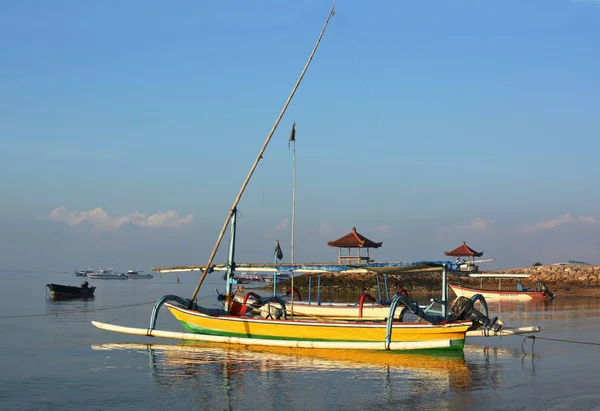 Barche Pesca Bali Outrigger Una Barca Turistica Glass Bottom Ormeggiata — Foto Stock