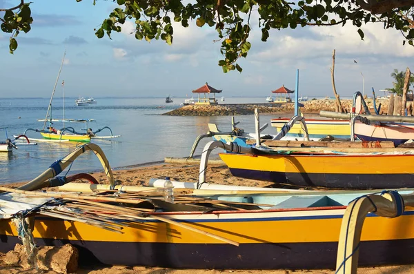 Bali Outrigger Barche Pesca Attrezzature Riposo Sulla Spiaggia Sanur Indonesia — Foto Stock