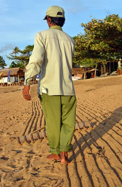 Bali Indonesien Mai 2018 Balinesischer Mann Pflegt Sanur Strand Frühen — Stockfoto