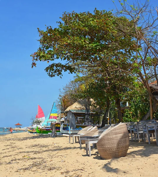 Panoramablick Auf Liegestühle Segelboote Strand Von Sanur Bali Indonesien — Stockfoto