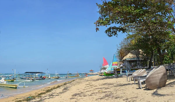 Panoramiczny Widok Plaży Krzesła Żeglarstwo Łodzie Plaży Sanur Bali Indonezja — Zdjęcie stockowe