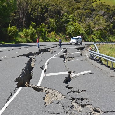 Kaikoura, Yeni Zelanda - 15 Kasım 2016: Korkusuz Tv muhabiri ve kameraman risk tüm rapor için yaşamak Hunderlee Hills bir karayolu üzerinde Kuzey Canterbury tepesinden 7.5 Kaikoura depremden sonra.